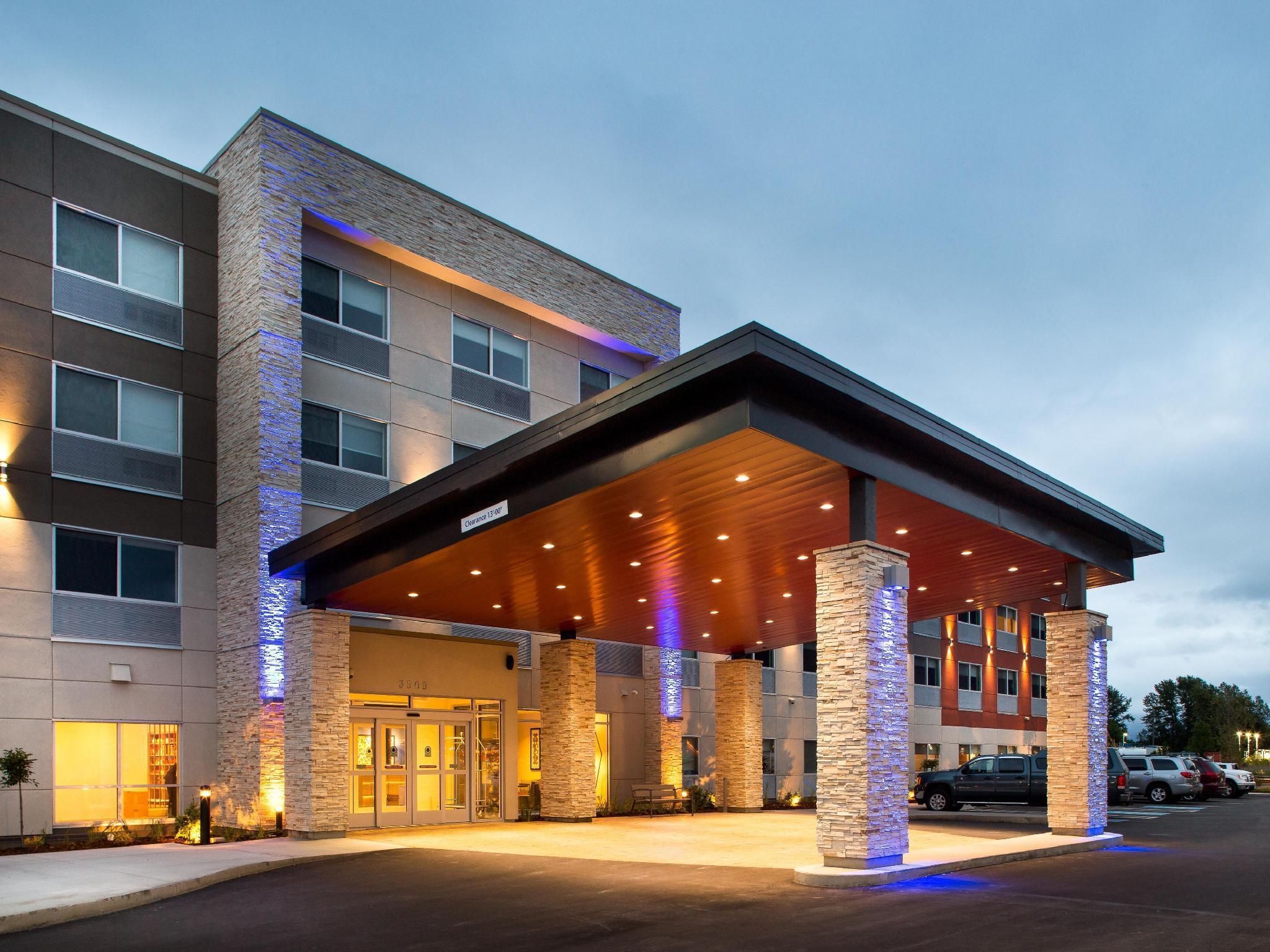 Holiday Inn Express & Suites Terrace By Ihg Exterior foto
