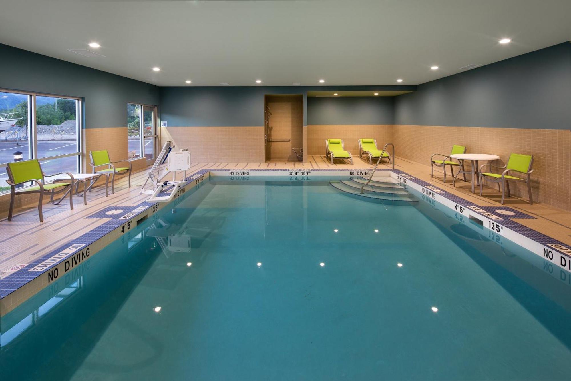 Holiday Inn Express & Suites Terrace By Ihg Exterior foto