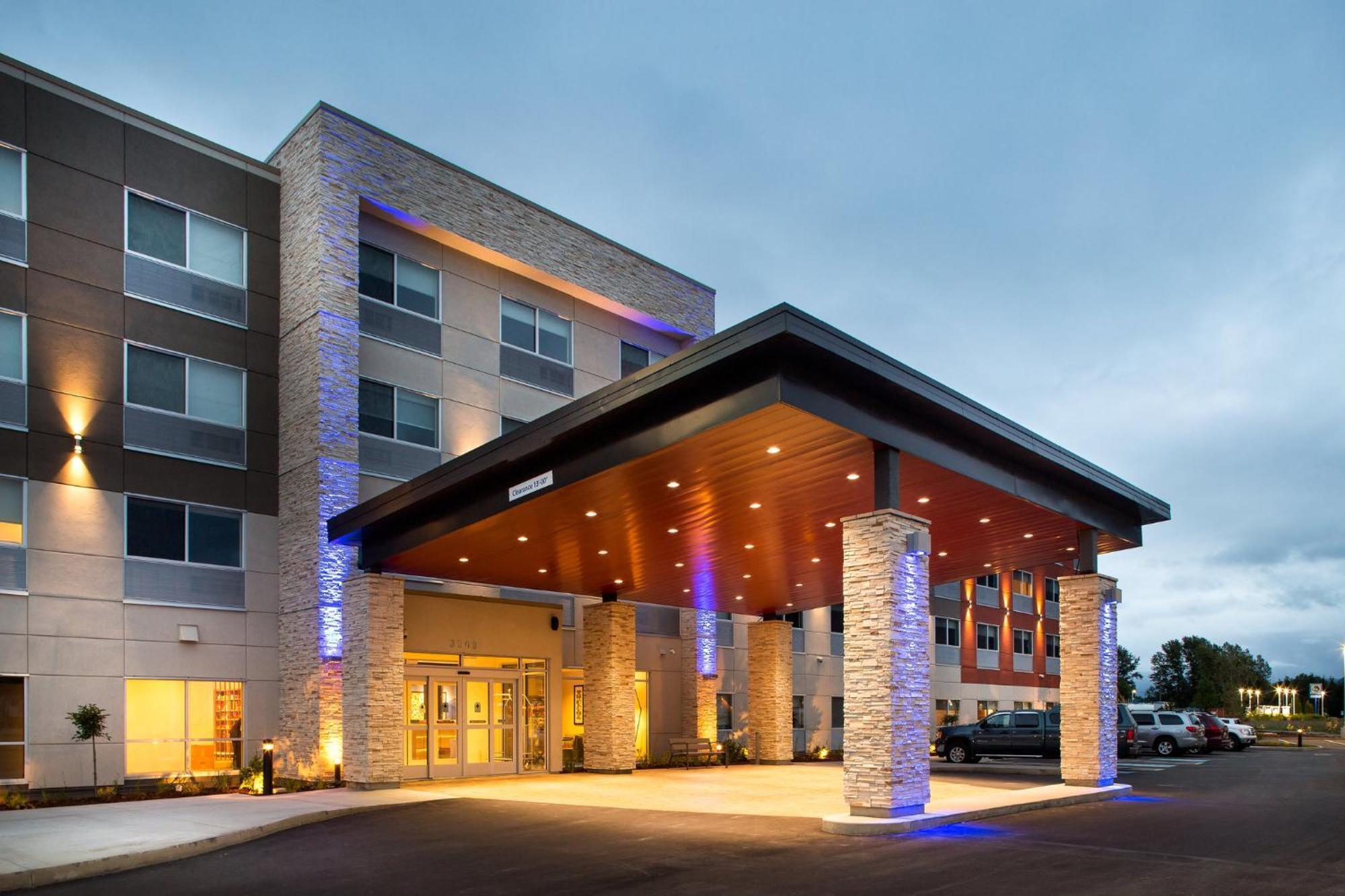 Holiday Inn Express & Suites Terrace By Ihg Exterior foto